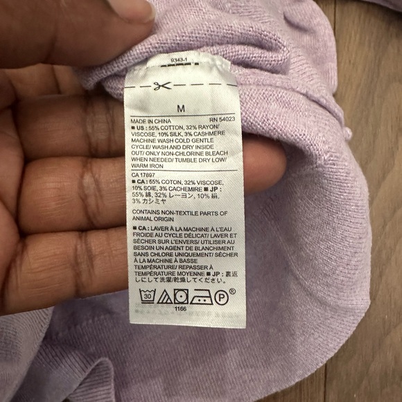 Banana Republic Men's Light Purple V-Neck Sweater - Picture 6 of 6